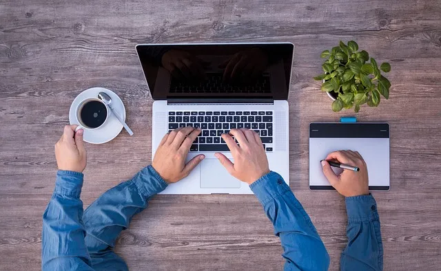 Ten błąd sprawia, że osiągasz marne efekty. Praca zdalna i multitasking to po prostu złe rozwiązanie